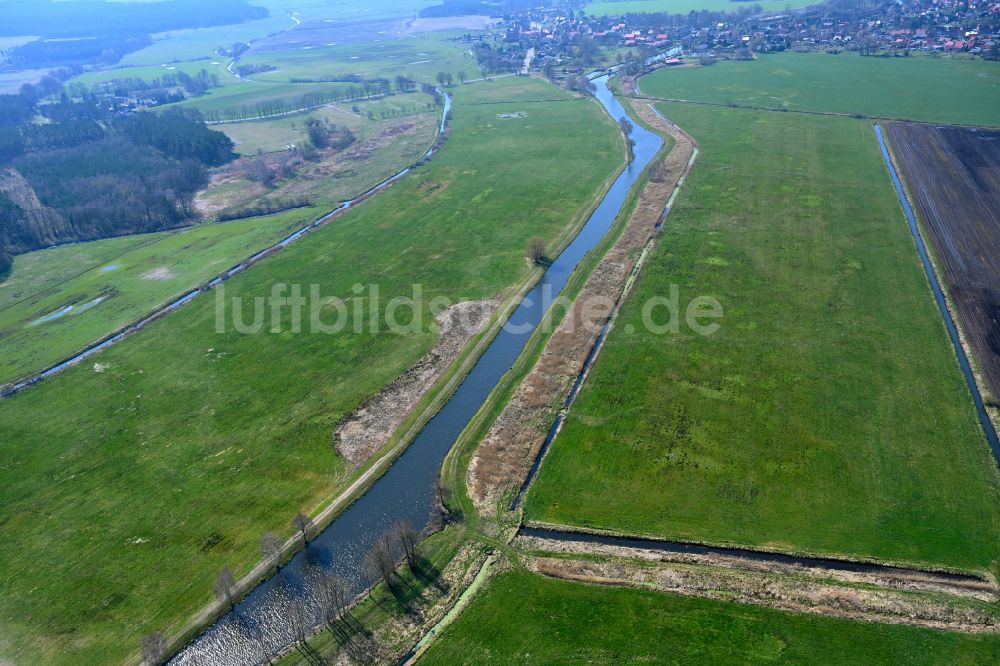 Eldena von oben - Kanalverlauf und Uferbereiche des Verbindungskanales MEW Müritz- Elde- Wasserstraße in Eldena im Bundesland Mecklenburg-Vorpommern, Deutschland