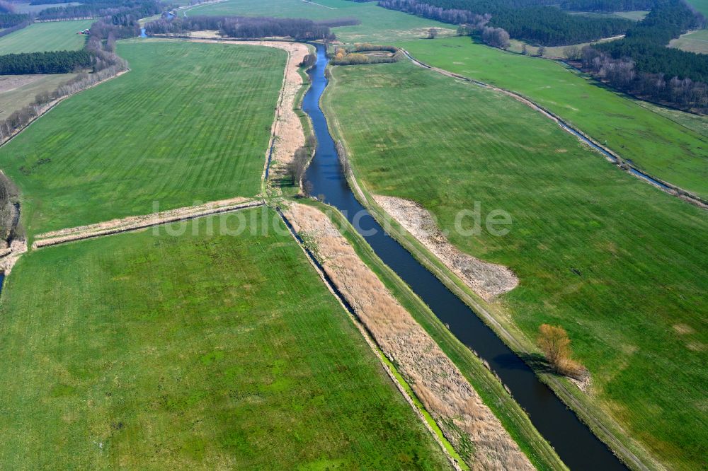 Eldena aus der Vogelperspektive: Kanalverlauf und Uferbereiche des Verbindungskanales MEW Müritz- Elde- Wasserstraße in Eldena im Bundesland Mecklenburg-Vorpommern, Deutschland