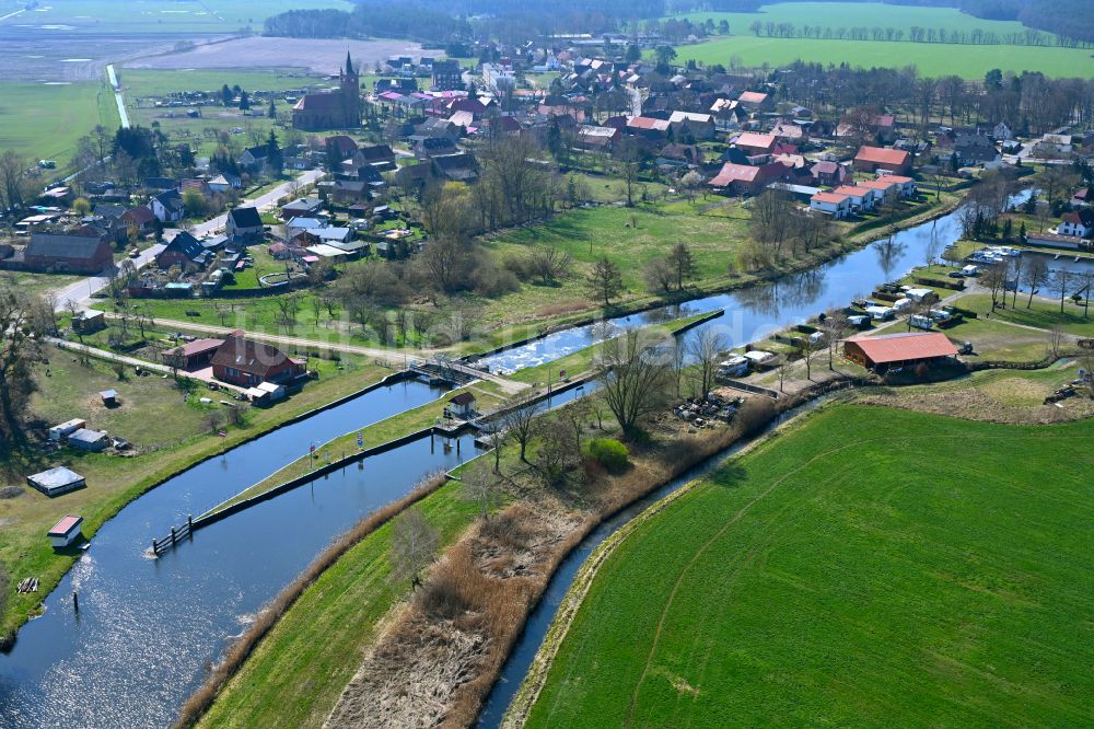 Eldena von oben - Kanalverlauf und Uferbereiche des Verbindungskanales MEW Müritz- Elde- Wasserstraße in Eldena im Bundesland Mecklenburg-Vorpommern, Deutschland