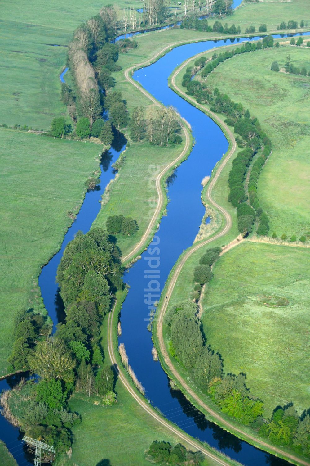 Fresenbrügge von oben - Kanalverlauf und Uferbereiche des Verbindungskanales MEW Müritz- Elde- Wasserstraße in Fresenbrügge im Bundesland Mecklenburg-Vorpommern, Deutschland