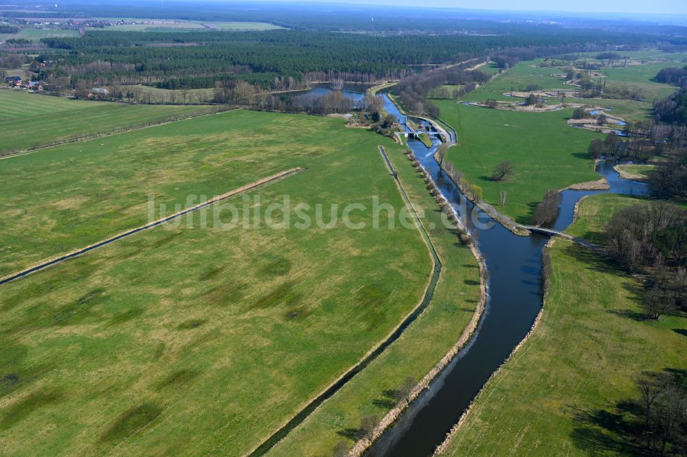 Fresenbrügge aus der Vogelperspektive: Kanalverlauf und Uferbereiche des Verbindungskanales MEW Müritz- Elde- Wasserstraße in Fresenbrügge im Bundesland Mecklenburg-Vorpommern, Deutschland