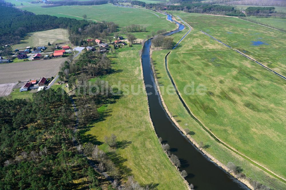 Fresenbrügge von oben - Kanalverlauf und Uferbereiche des Verbindungskanales MEW Müritz- Elde- Wasserstraße in Fresenbrügge im Bundesland Mecklenburg-Vorpommern, Deutschland