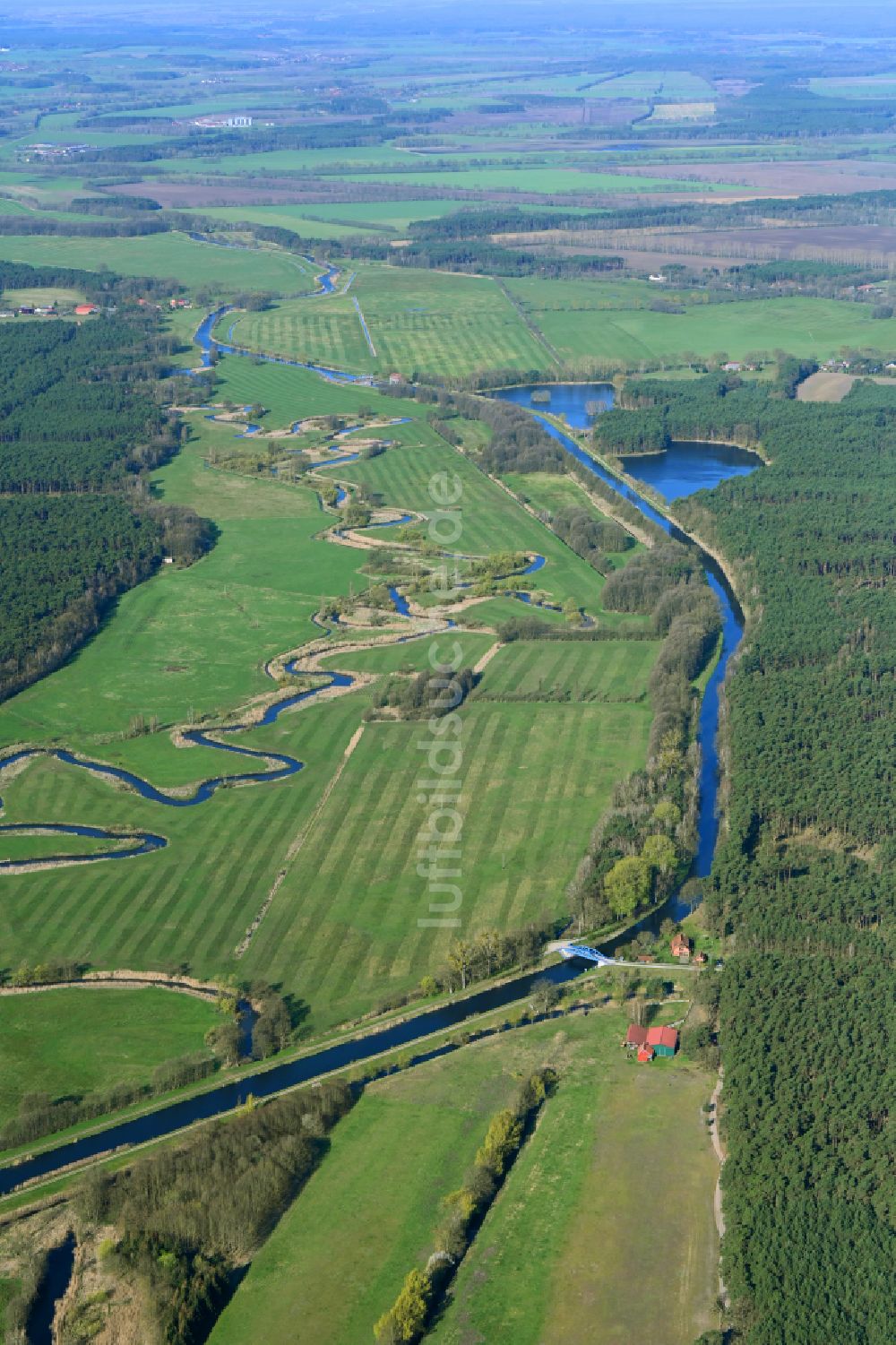 Wanzlitz von oben - Kanalverlauf und Uferbereiche des Verbindungskanales MEW Müritz- Elde- Wasserstraße in Wanzlitz im Bundesland Mecklenburg-Vorpommern, Deutschland