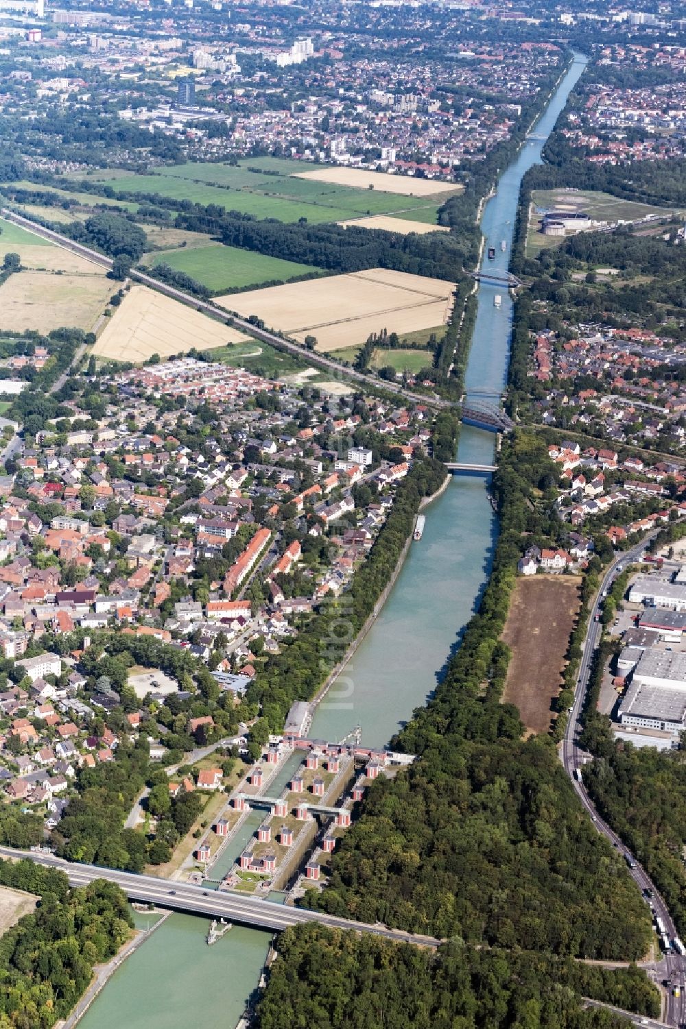 Luftaufnahme Hannover - Kanalverlauf und Uferbereiche des Verbindungskanales Mittellandkanals im Vordergrund die Schleuse Anderten in Hannover im Bundesland Niedersachsen, Deutschland