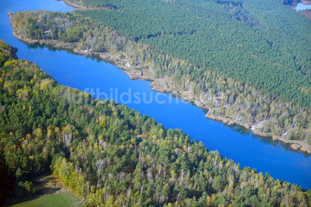 Großkoschen von oben - Kanalverlauf und Uferbereiche des Verbindungskanales zum Senftenberger See in Großkoschen im Bundesland Brandenburg, Deutschland