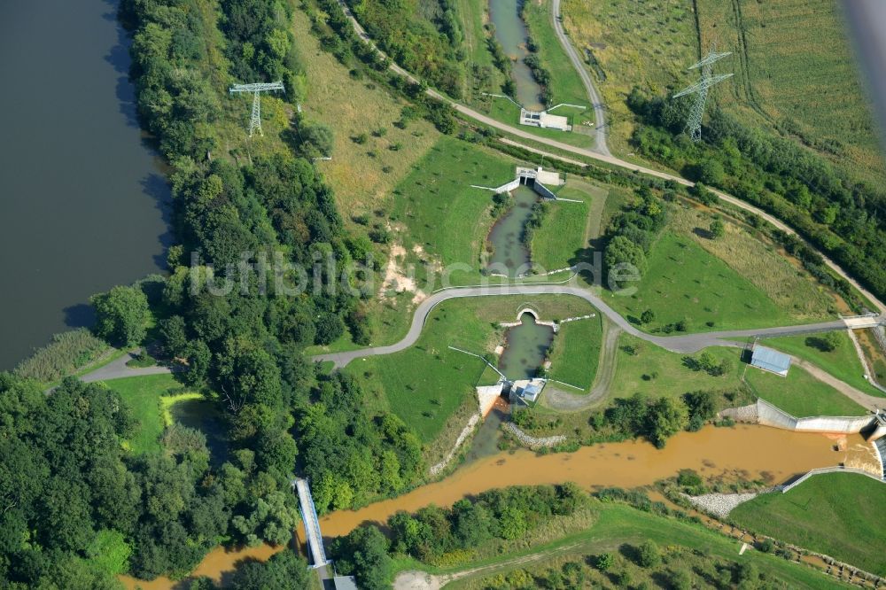 Böhlen von oben - Kanalverlauf und Uferbereiche eines Verbindungskanals zwischen Hainer See und Fluss Pleiße in Böhlen im Bundesland Sachsen