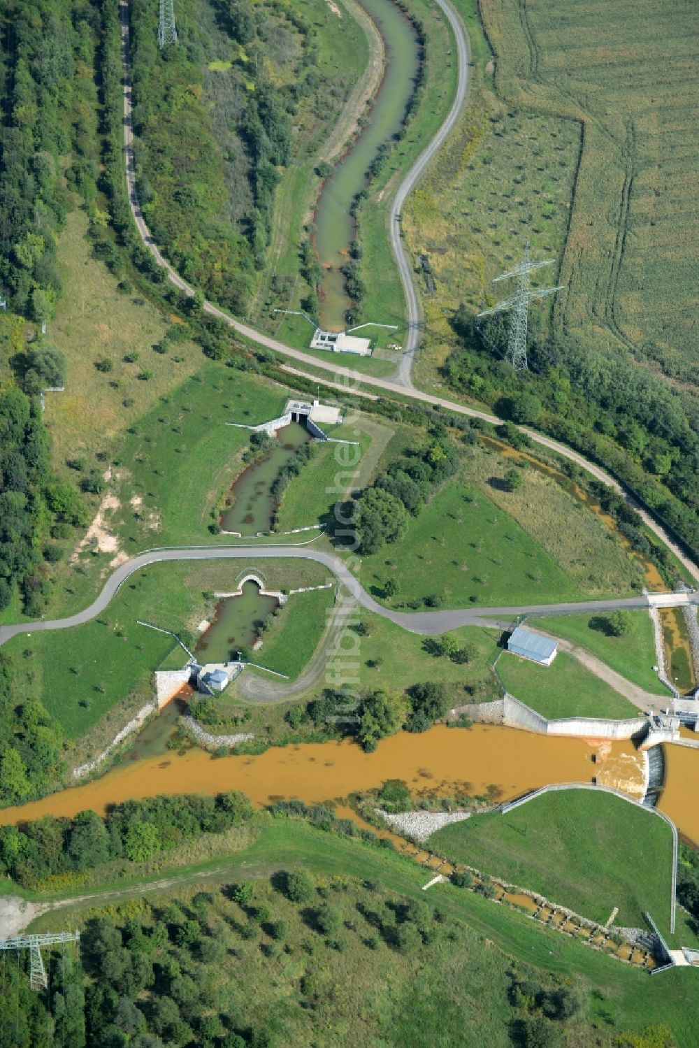 Böhlen aus der Vogelperspektive: Kanalverlauf und Uferbereiche eines Verbindungskanals zwischen Hainer See und Fluss Pleiße in Böhlen im Bundesland Sachsen