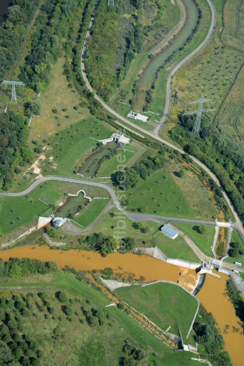 Böhlen von oben - Kanalverlauf und Uferbereiche eines Verbindungskanals zwischen Hainer See und Fluss Pleiße in Böhlen im Bundesland Sachsen