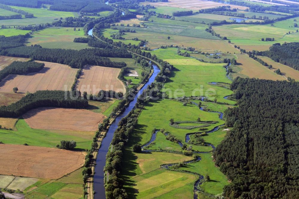 Zehdenick aus der Vogelperspektive: Kanalverlauf und Uferbereiche des Vosskanals in Zehdenick im Bundesland Brandenburg