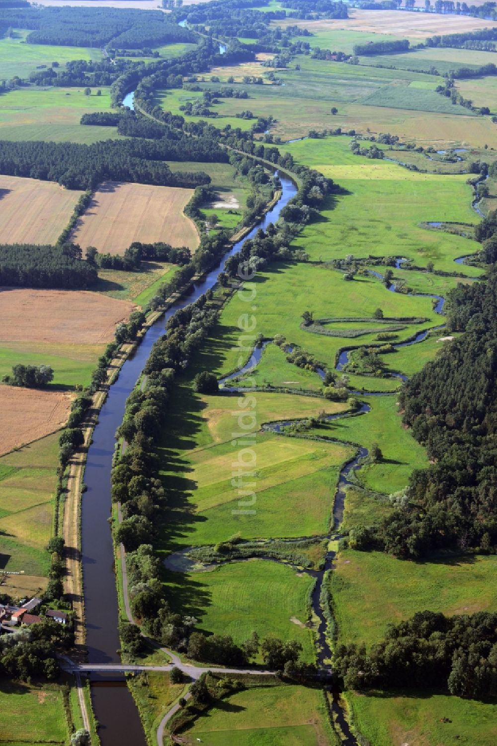 Luftaufnahme Zehdenick - Kanalverlauf und Uferbereiche des Vosskanals in Zehdenick im Bundesland Brandenburg