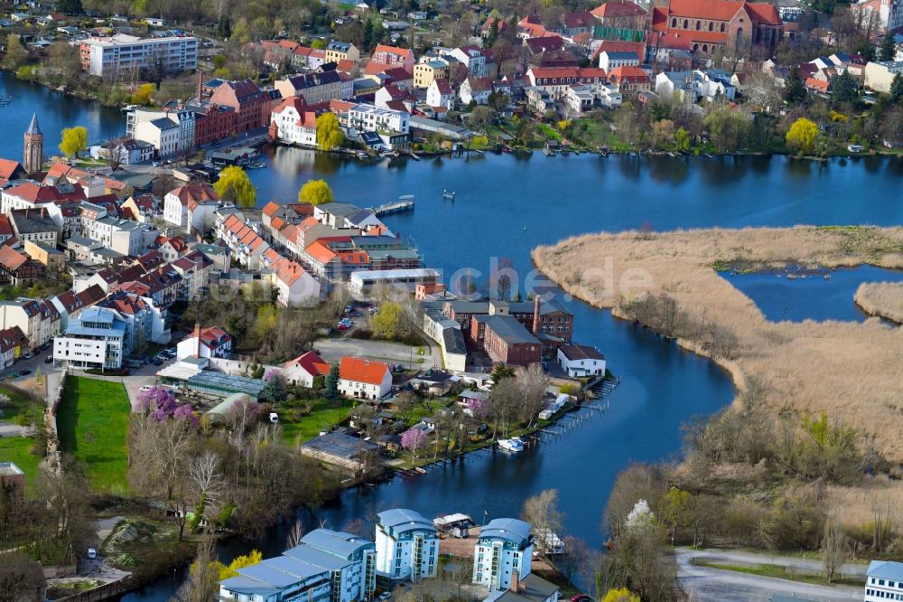 Luftaufnahme Brandenburg an der Havel - Kanalverlauf und Uferbereiche der Wasserstraße der Binnenschiffahrt Brandenburger Stadtkanal in Brandenburg an der Havel im Bundesland Brandenburg, Deutschland