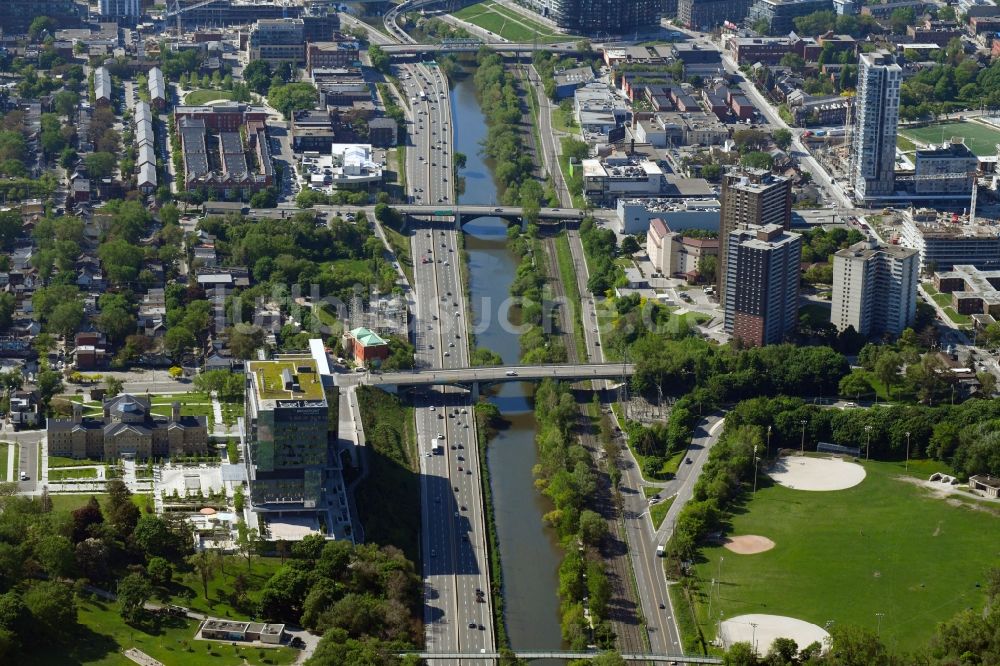 Toronto von oben - Kanalverlauf und Uferbereiche der Wasserstraße der Binnenschiffahrt Don River entlang der Don Vallay Pkwy in Toronto in Ontario, Kanada