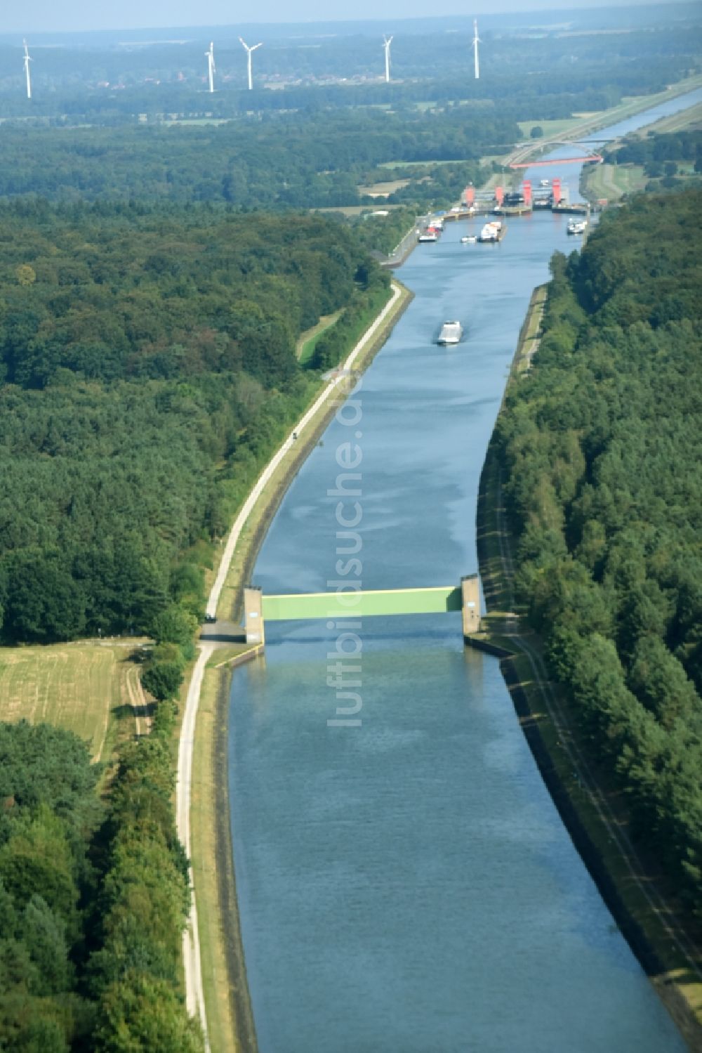 Luftbild Adendorf - Kanalverlauf und Uferbereiche der Wasserstraße der Binnenschiffahrt Elbe-Seitenkanal in Adendorf im Bundesland Niedersachsen