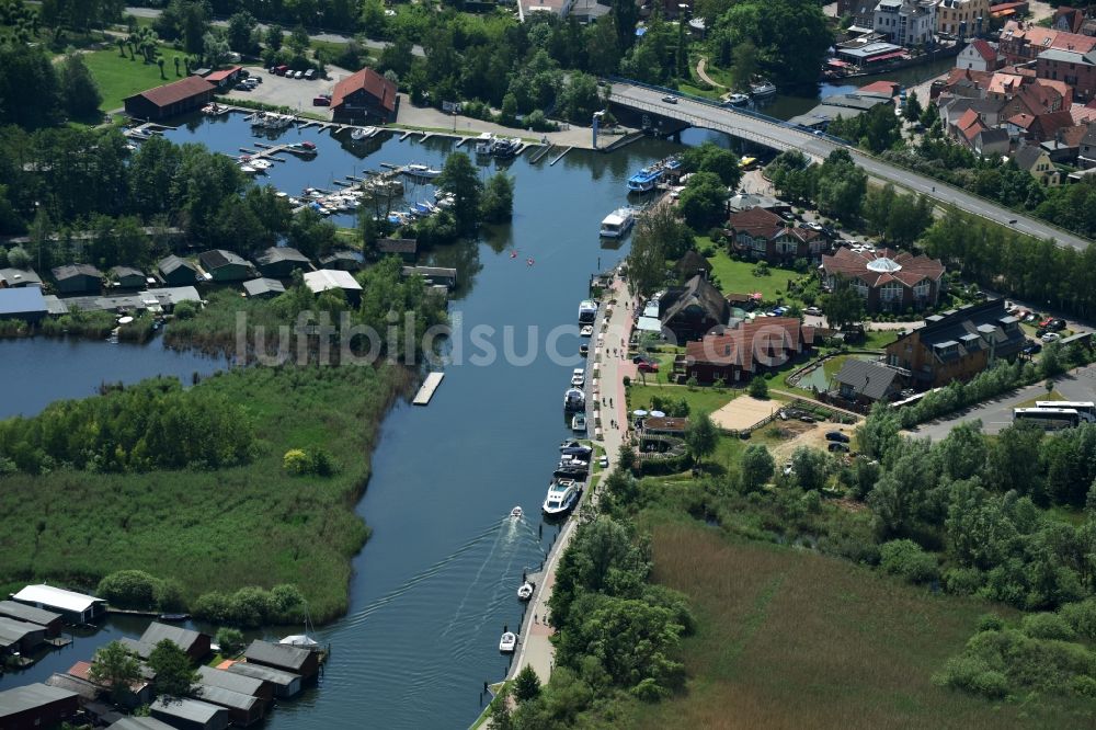 Plau am See von oben - Kanalverlauf und Uferbereiche der Wasserstraße der Binnenschiffahrt der Elde in Plau am See im Bundesland Mecklenburg-Vorpommern