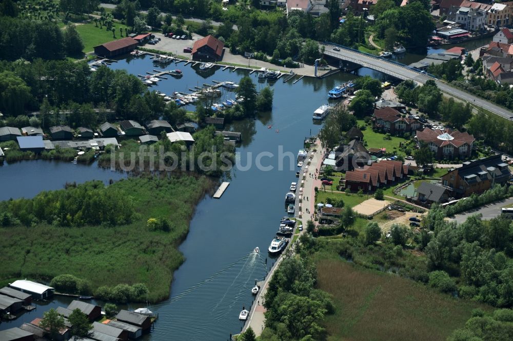 Plau am See aus der Vogelperspektive: Kanalverlauf und Uferbereiche der Wasserstraße der Binnenschiffahrt der Elde in Plau am See im Bundesland Mecklenburg-Vorpommern