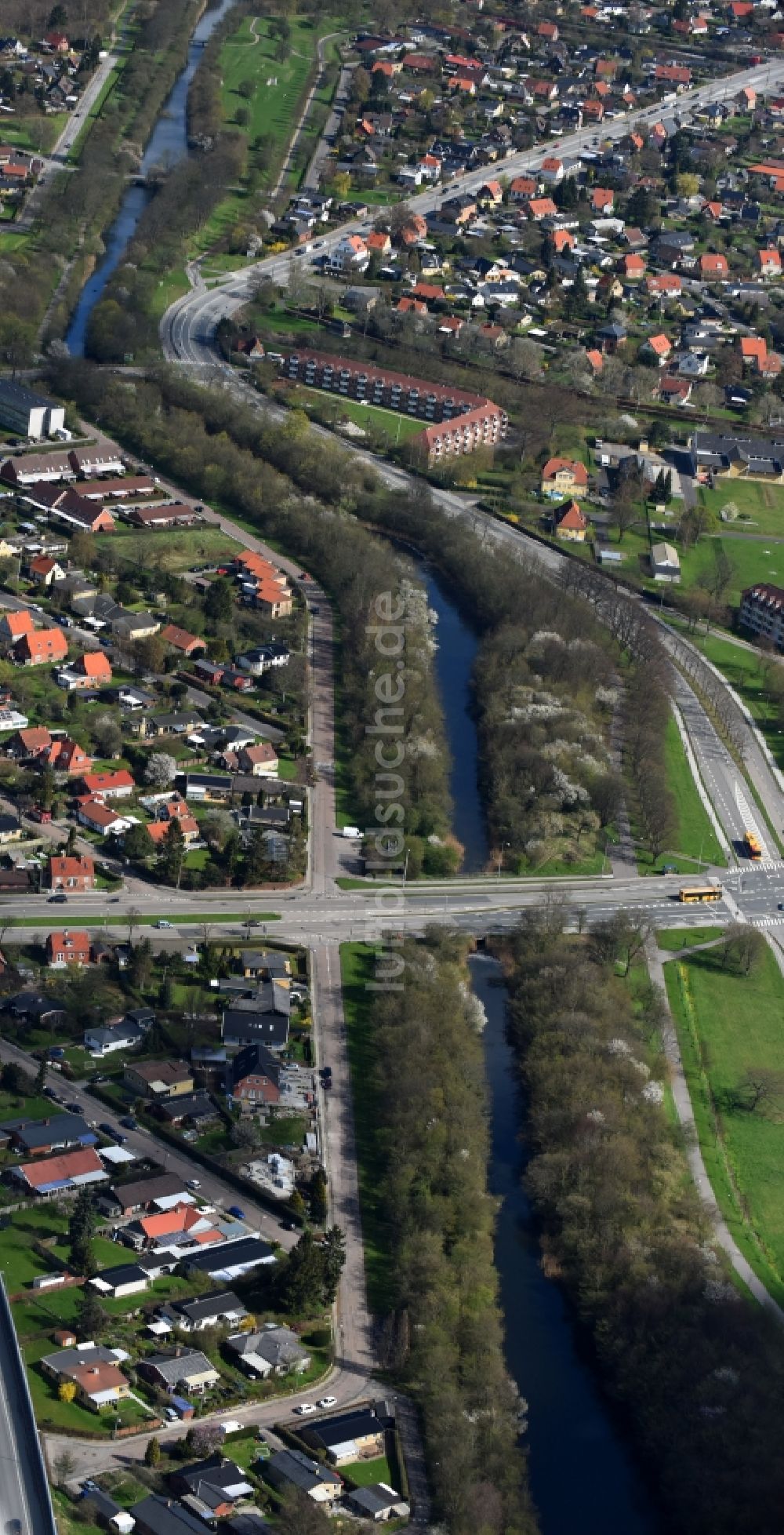 Rodovre von oben - Kanalverlauf und Uferbereiche der Wasserstraße der Binnenschiffahrt Faestningskanalen in Rodovre in Kopenhagen, Dänemark