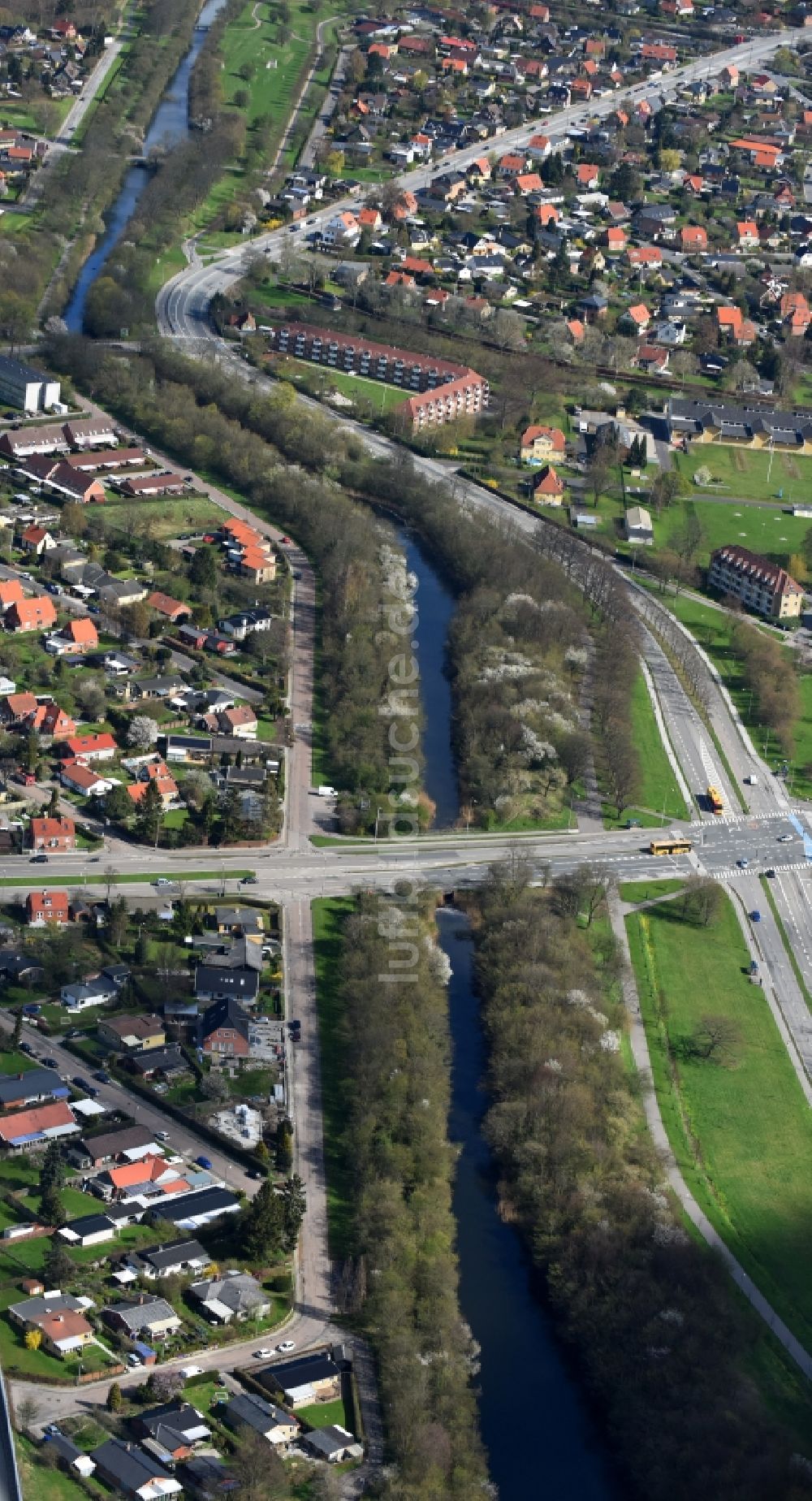 Rodovre aus der Vogelperspektive: Kanalverlauf und Uferbereiche der Wasserstraße der Binnenschiffahrt Faestningskanalen in Rodovre in Kopenhagen, Dänemark