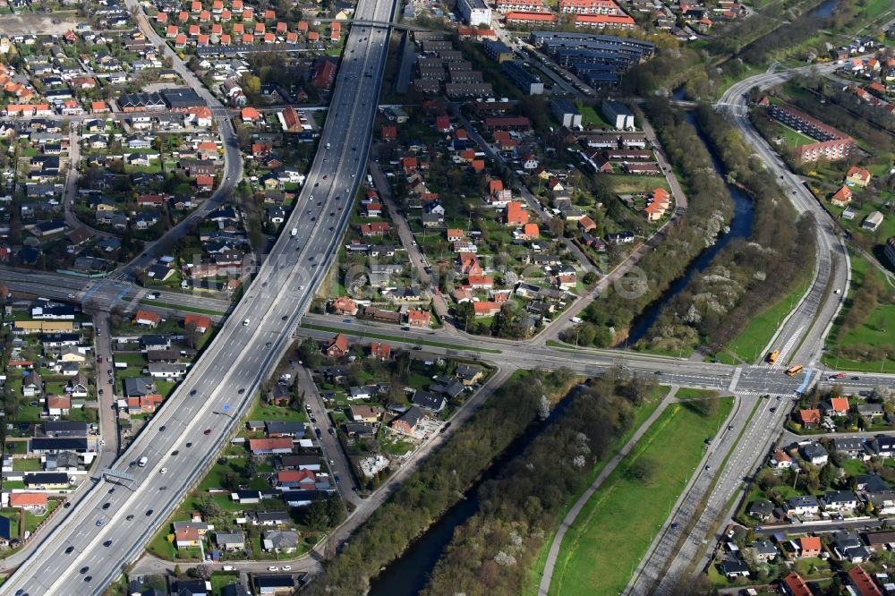 Luftbild Rodovre - Kanalverlauf und Uferbereiche der Wasserstraße der Binnenschiffahrt Faestningskanalen in Rodovre in Kopenhagen, Dänemark