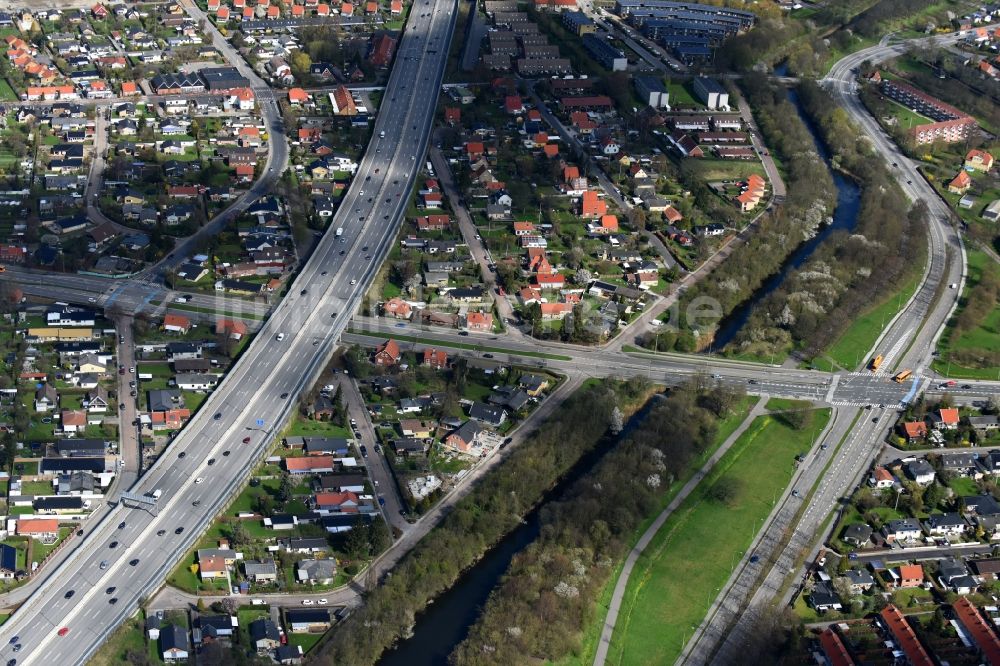 Luftaufnahme Rodovre - Kanalverlauf und Uferbereiche der Wasserstraße der Binnenschiffahrt Faestningskanalen in Rodovre in Kopenhagen, Dänemark