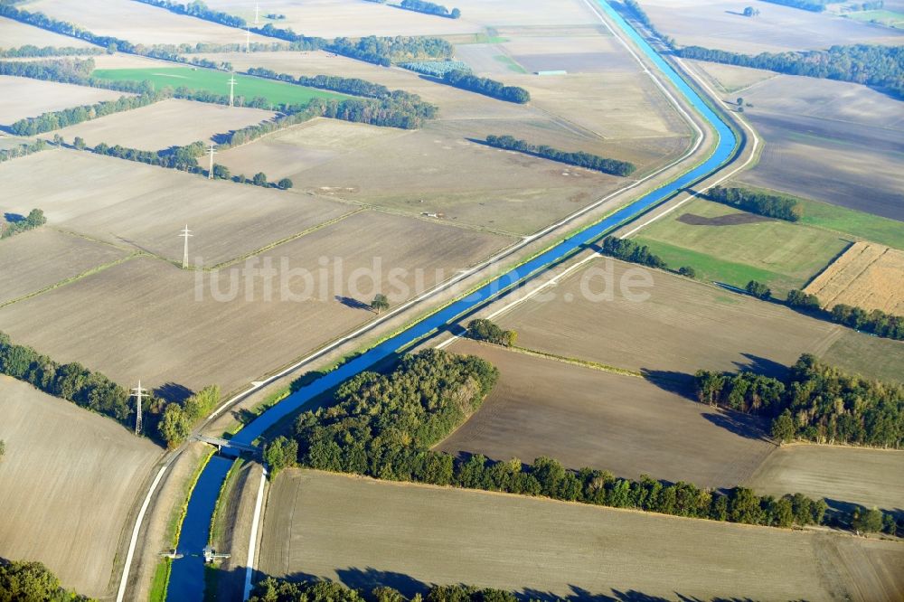 Luftaufnahme Lüchow - Kanalverlauf und Uferbereiche der Wasserstraße der Binnenschiffahrt Jeetzel in Lüchow im Bundesland Niedersachsen, Deutschland