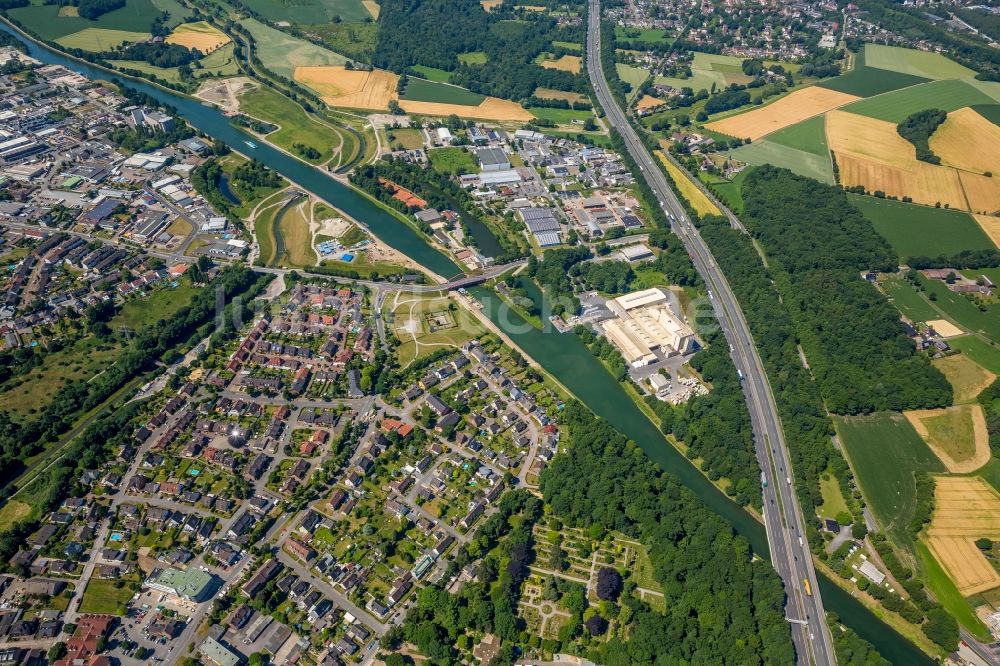 Castrop-Rauxel von oben - Kanalverlauf und Uferbereiche der Wasserstraße der Binnenschiffahrt am Kanalknoten Rhein-Herne-Kanal - Emscherdüker in Castrop-Rauxel im Bundesland Nordrhein-Westfalen, Deutschland