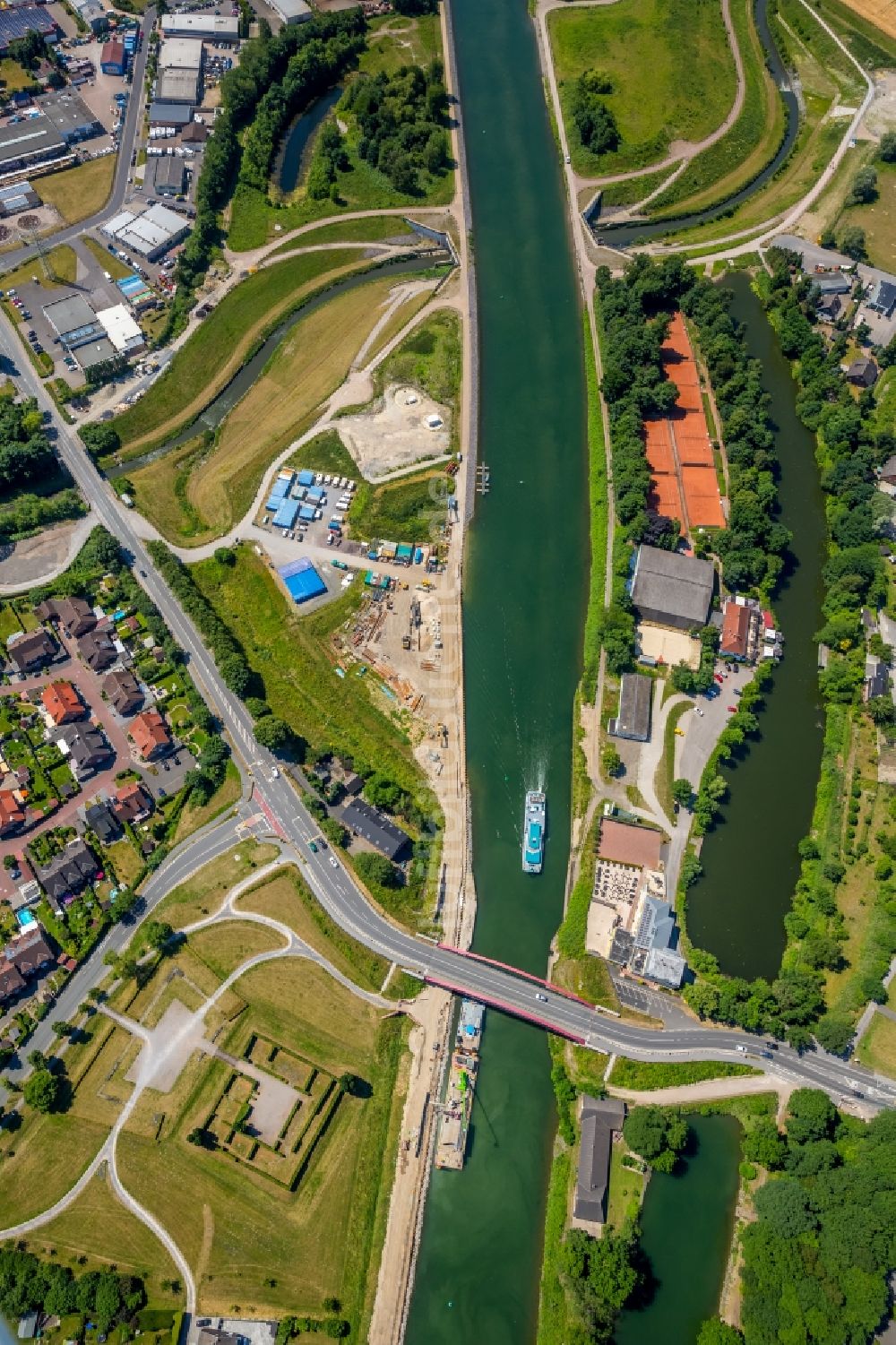 Luftaufnahme Castrop-Rauxel - Kanalverlauf und Uferbereiche der Wasserstraße der Binnenschiffahrt am Kanalknoten Rhein-Herne-Kanal - Emscherdüker in Castrop-Rauxel im Bundesland Nordrhein-Westfalen, Deutschland