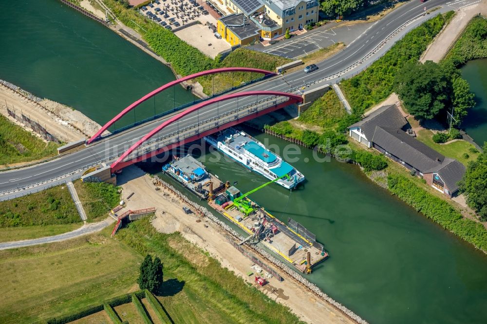 Castrop-Rauxel aus der Vogelperspektive: Kanalverlauf und Uferbereiche der Wasserstraße der Binnenschiffahrt am Kanalknoten Rhein-Herne-Kanal - Emscherdüker in Castrop-Rauxel im Bundesland Nordrhein-Westfalen, Deutschland