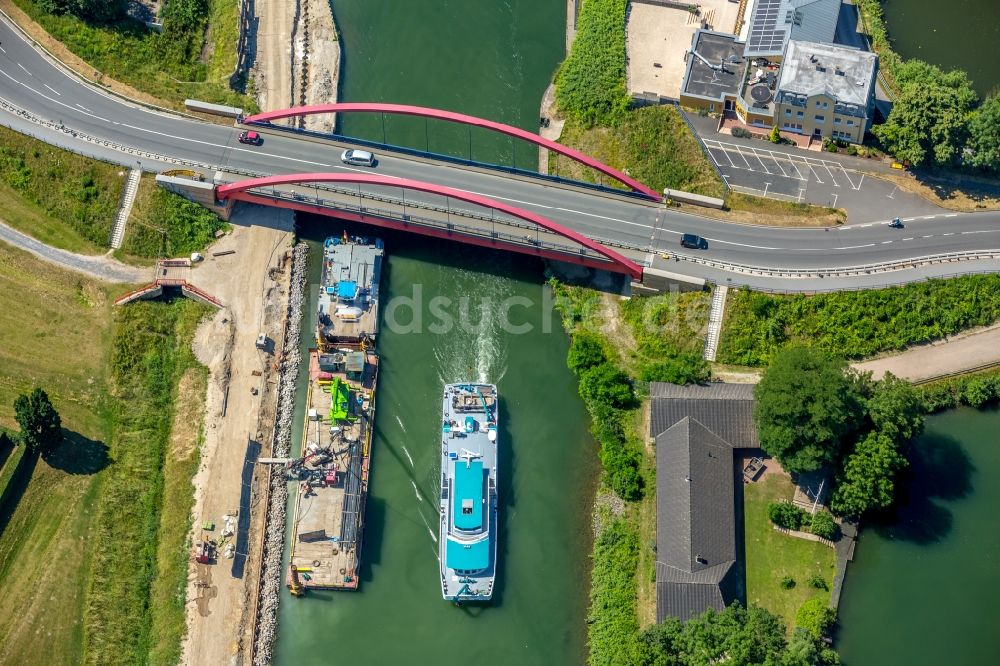 Luftaufnahme Castrop-Rauxel - Kanalverlauf und Uferbereiche der Wasserstraße der Binnenschiffahrt am Kanalknoten Rhein-Herne-Kanal - Emscherdüker in Castrop-Rauxel im Bundesland Nordrhein-Westfalen, Deutschland