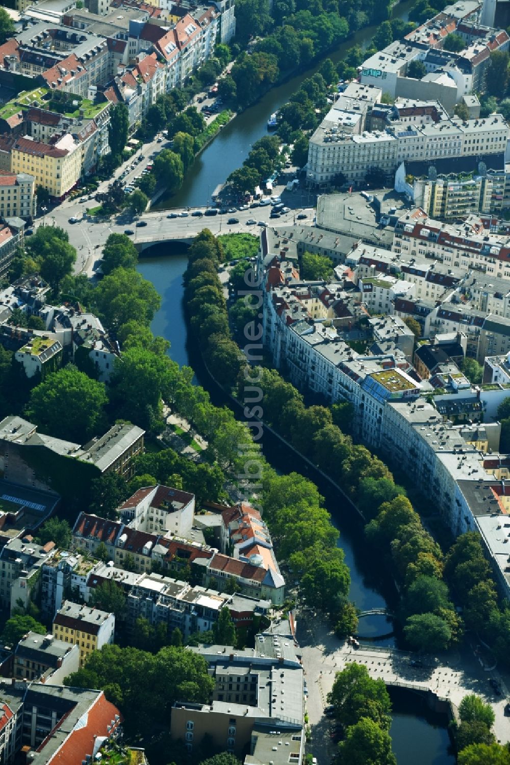 Berlin aus der Vogelperspektive: Kanalverlauf und Uferbereiche der Wasserstraße der Binnenschiffahrt Landwehr Kanal in Kreuzberg in Berlin, Deutschland