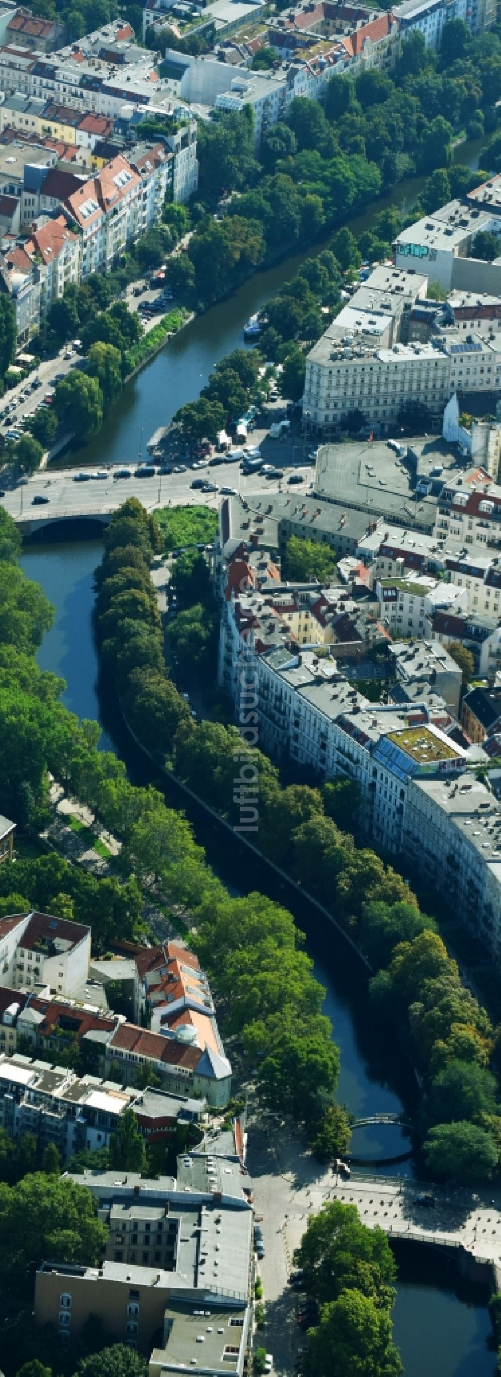 Luftbild Berlin - Kanalverlauf und Uferbereiche der Wasserstraße der Binnenschiffahrt Landwehr Kanal in Kreuzberg in Berlin, Deutschland