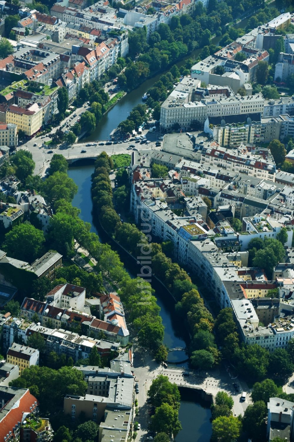 Luftaufnahme Berlin - Kanalverlauf und Uferbereiche der Wasserstraße der Binnenschiffahrt Landwehr Kanal in Kreuzberg in Berlin, Deutschland