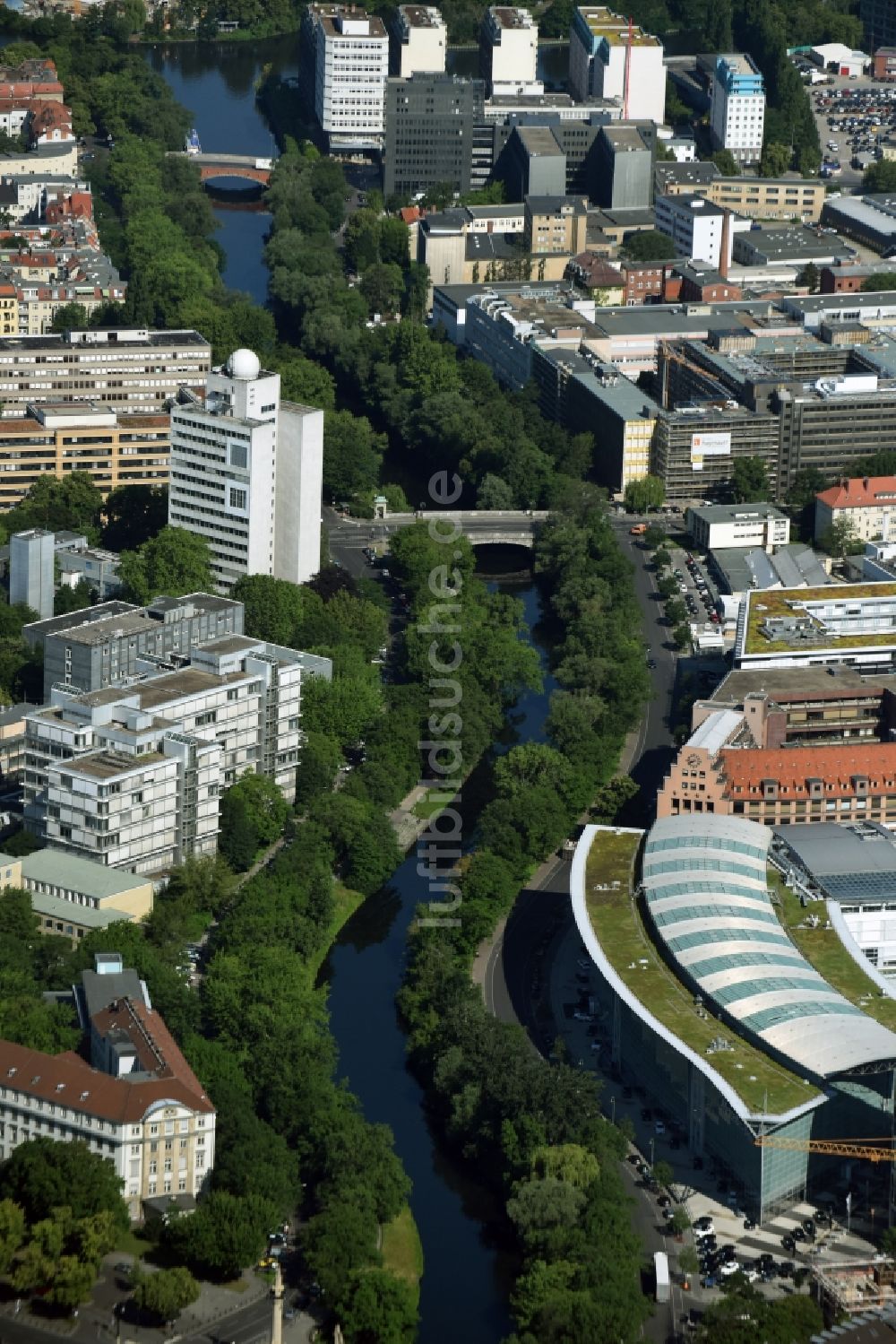 Luftaufnahme Berlin - Kanalverlauf und Uferbereiche der Wasserstraße der Binnenschiffahrt Landwehrkanal in Berlin