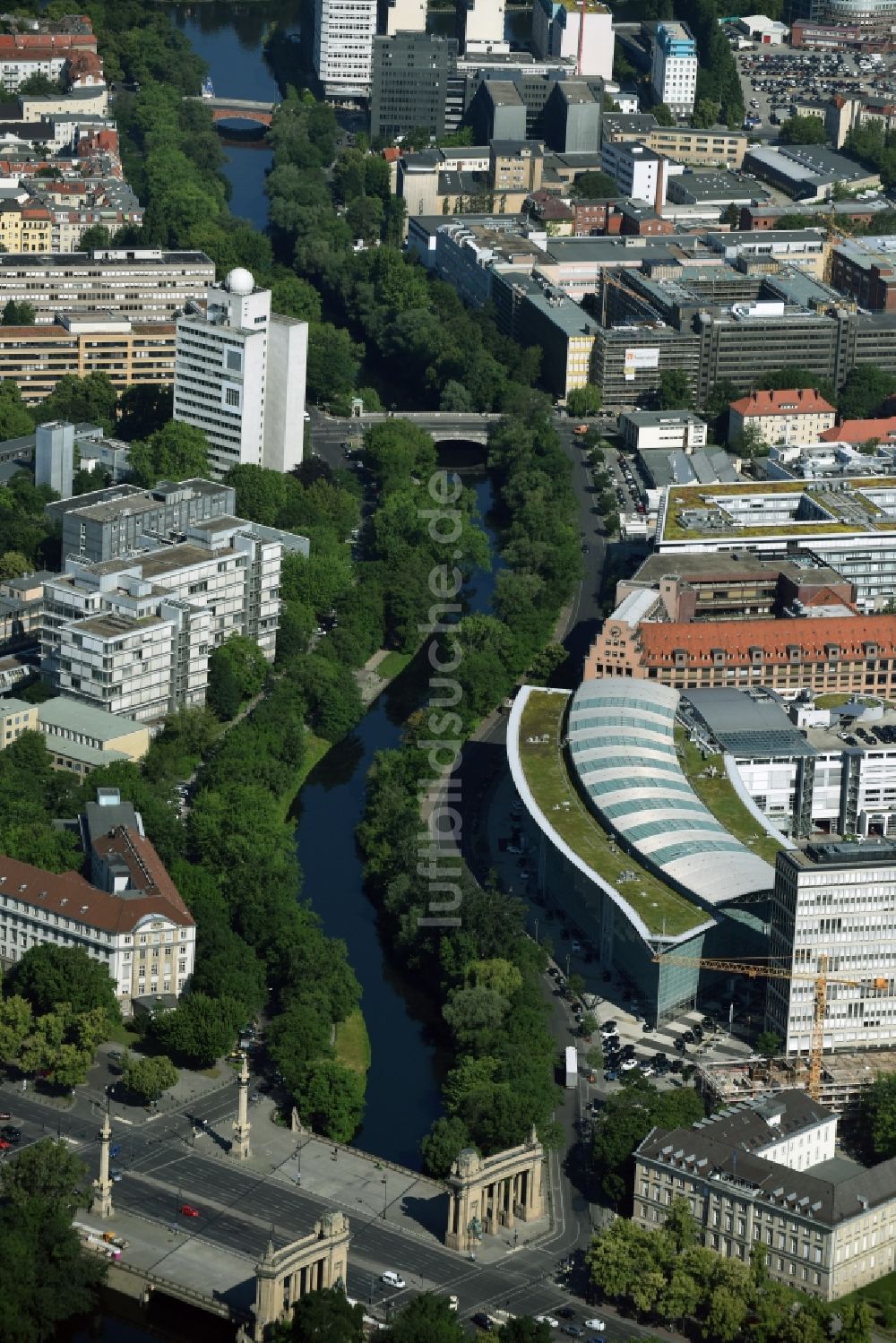 Berlin von oben - Kanalverlauf und Uferbereiche der Wasserstraße der Binnenschiffahrt Landwehrkanal in Berlin