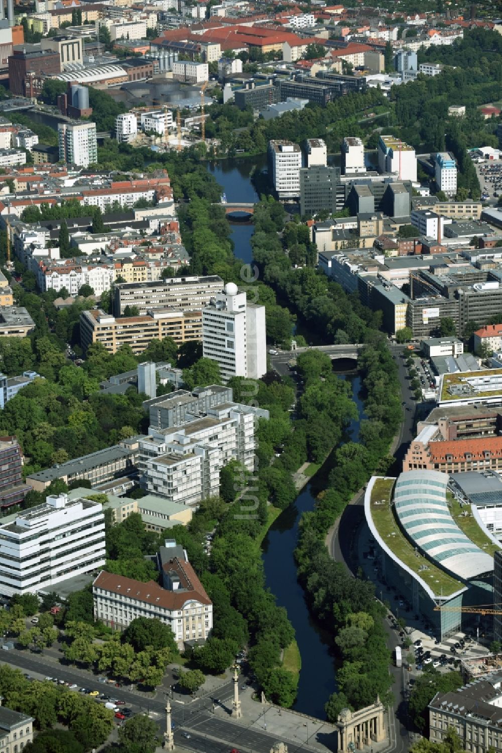 Berlin aus der Vogelperspektive: Kanalverlauf und Uferbereiche der Wasserstraße der Binnenschiffahrt Landwehrkanal in Berlin