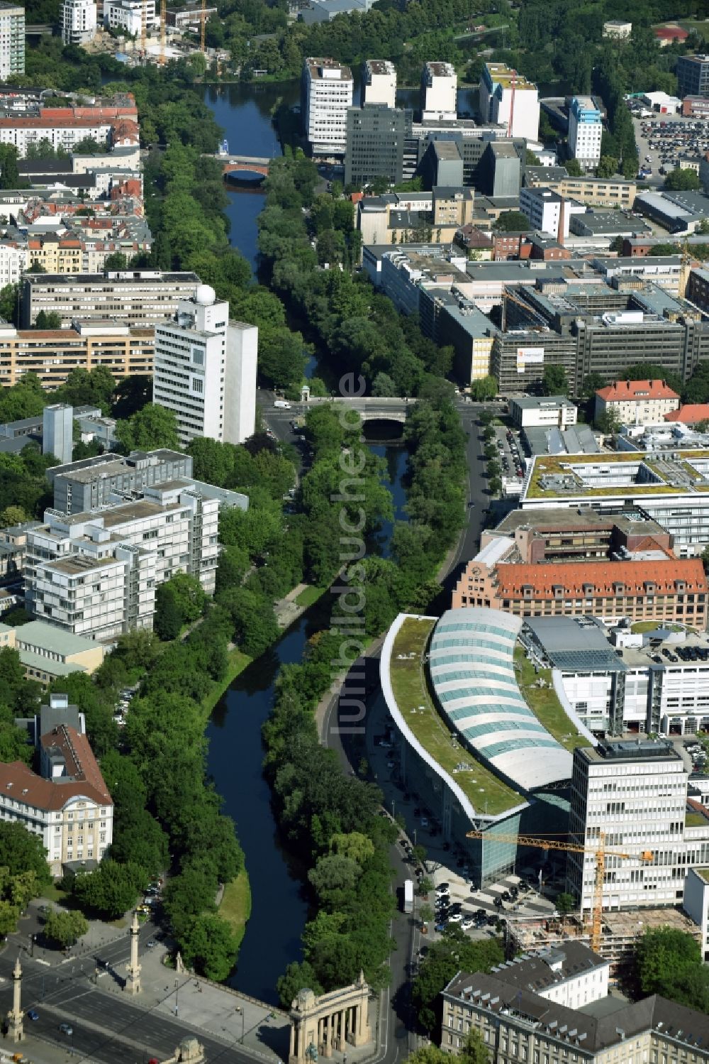 Luftbild Berlin - Kanalverlauf und Uferbereiche der Wasserstraße der Binnenschiffahrt Landwehrkanal in Berlin