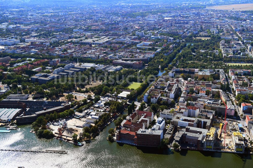 Berlin von oben - Kanalverlauf und Uferbereiche der Wasserstraße der Binnenschiffahrt am Landwehrkanal - Flutgraben im Ortsteil Kreuzberg in Berlin, Deutschland