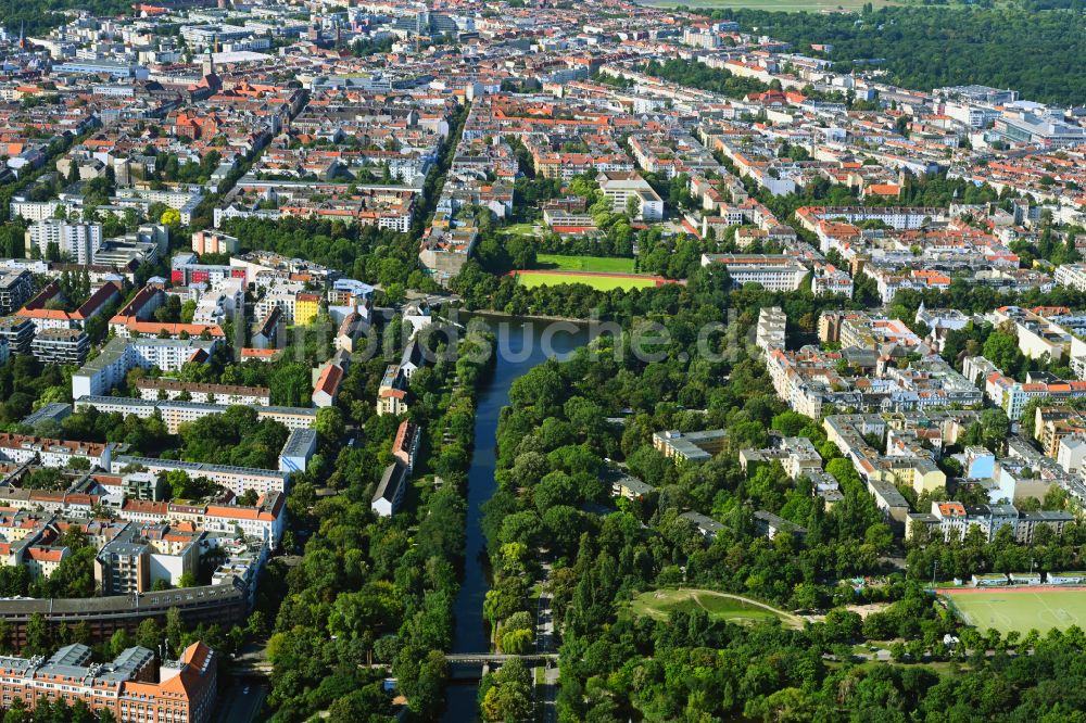 Berlin aus der Vogelperspektive: Kanalverlauf und Uferbereiche der Wasserstraße der Binnenschiffahrt am Landwehrkanal - Flutgraben im Ortsteil Kreuzberg in Berlin, Deutschland