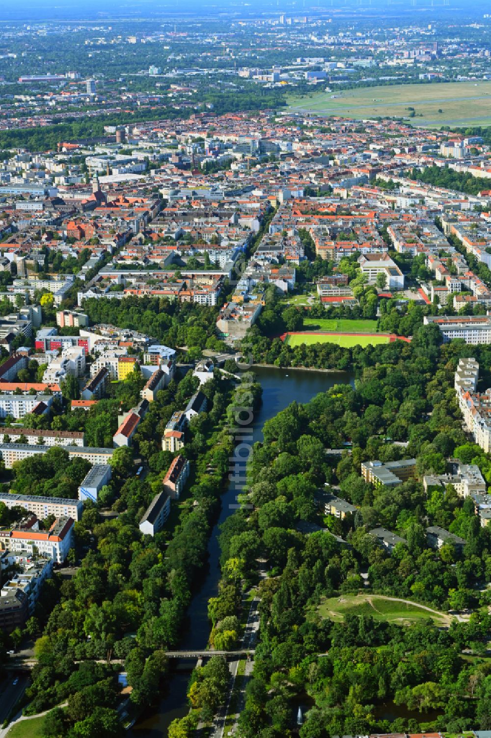 Luftbild Berlin - Kanalverlauf und Uferbereiche der Wasserstraße der Binnenschiffahrt am Landwehrkanal - Flutgraben im Ortsteil Kreuzberg in Berlin, Deutschland