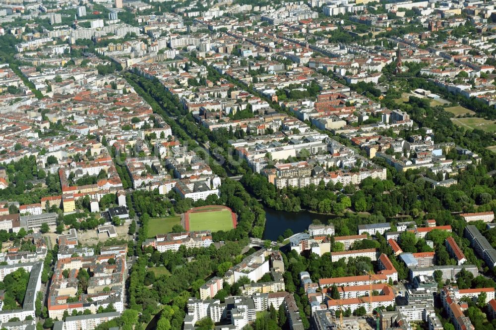 Luftaufnahme Berlin - Kanalverlauf und Uferbereiche der Wasserstraße der Binnenschiffahrt Landwehrkanal im Ortsteil Neukölln in Berlin, Deutschland