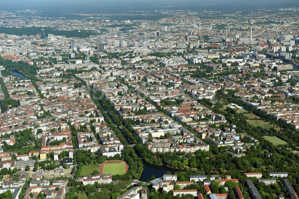 Berlin von oben - Kanalverlauf und Uferbereiche der Wasserstraße der Binnenschiffahrt Landwehrkanal im Ortsteil Neukölln in Berlin, Deutschland