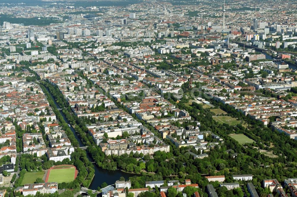 Berlin aus der Vogelperspektive: Kanalverlauf und Uferbereiche der Wasserstraße der Binnenschiffahrt Landwehrkanal im Ortsteil Neukölln in Berlin, Deutschland