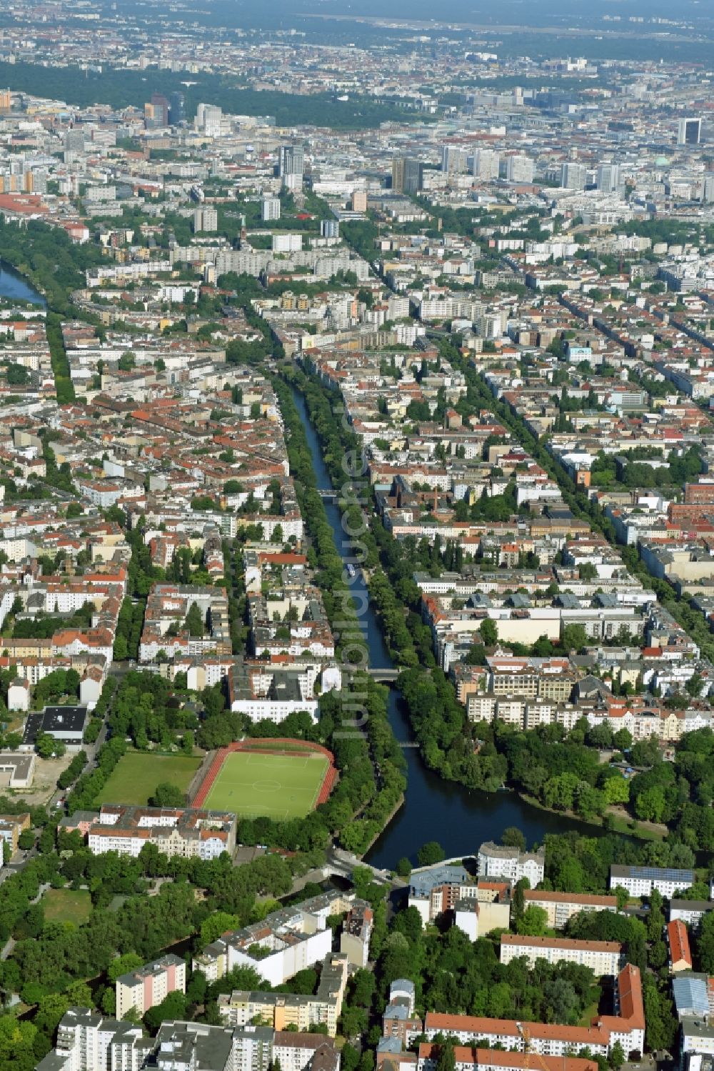 Luftbild Berlin - Kanalverlauf und Uferbereiche der Wasserstraße der Binnenschiffahrt Landwehrkanal im Ortsteil Neukölln in Berlin, Deutschland