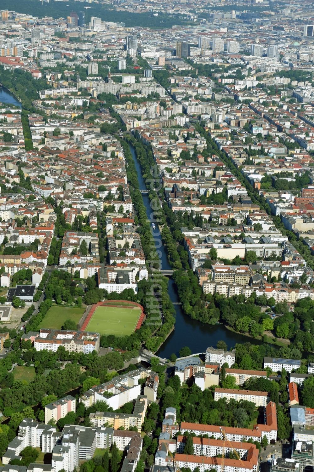 Luftaufnahme Berlin - Kanalverlauf und Uferbereiche der Wasserstraße der Binnenschiffahrt Landwehrkanal im Ortsteil Neukölln in Berlin, Deutschland