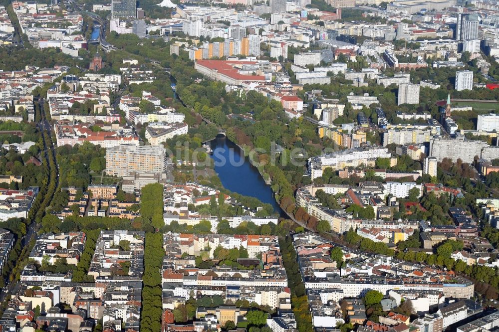 Luftbild Berlin - Kanalverlauf und Uferbereiche der Wasserstraße der Binnenschiffahrt Landwehrkanal im Ortsteil Neukölln in Berlin, Deutschland