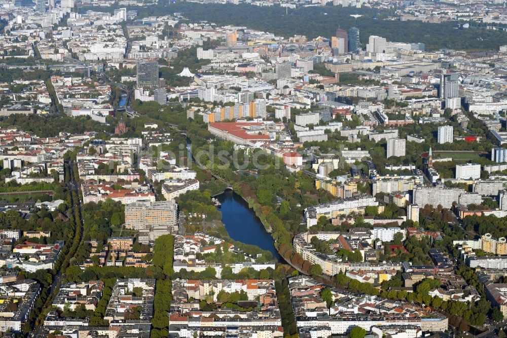 Luftaufnahme Berlin - Kanalverlauf und Uferbereiche der Wasserstraße der Binnenschiffahrt Landwehrkanal im Ortsteil Neukölln in Berlin, Deutschland