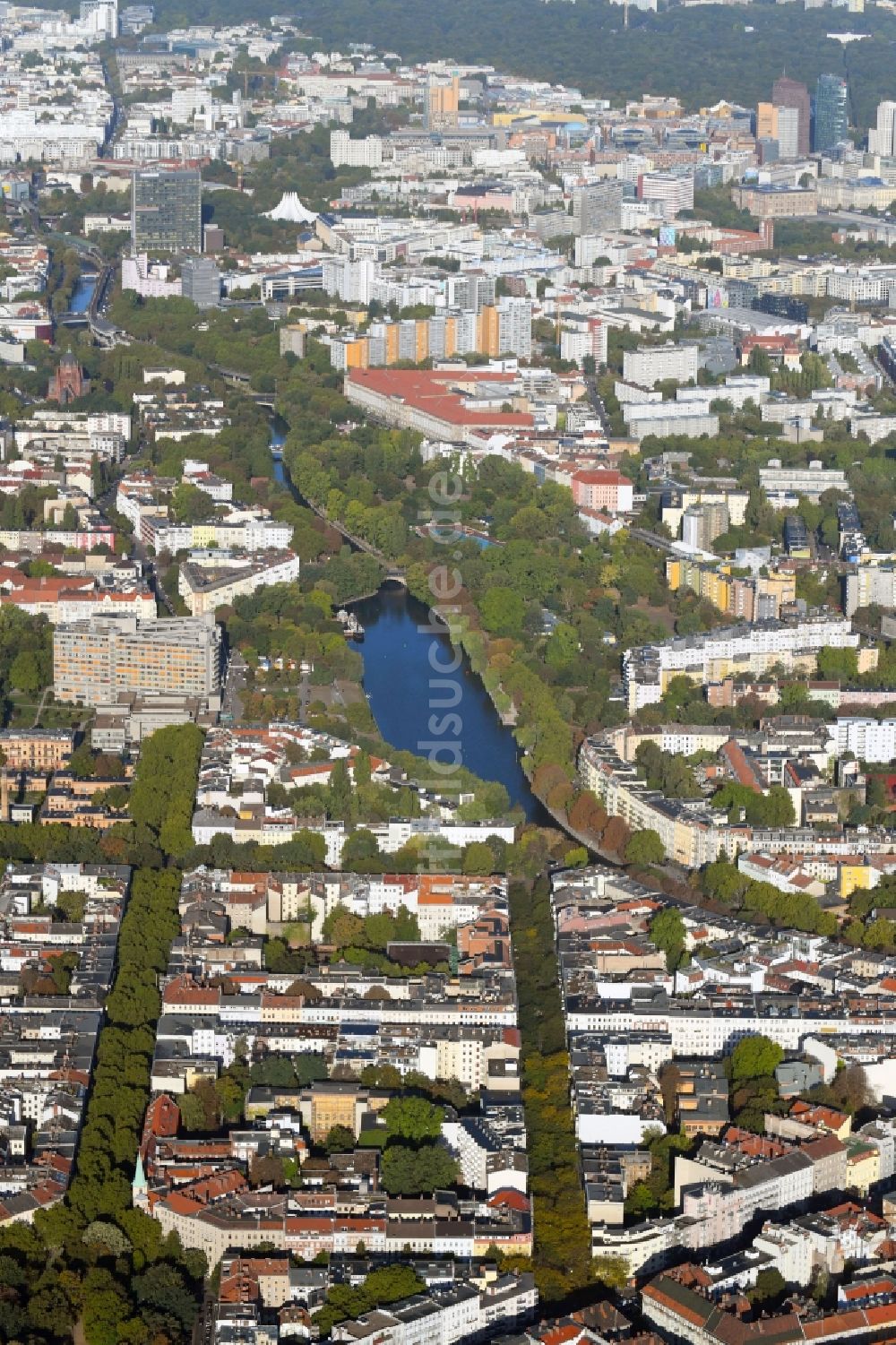 Berlin von oben - Kanalverlauf und Uferbereiche der Wasserstraße der Binnenschiffahrt Landwehrkanal im Ortsteil Neukölln in Berlin, Deutschland