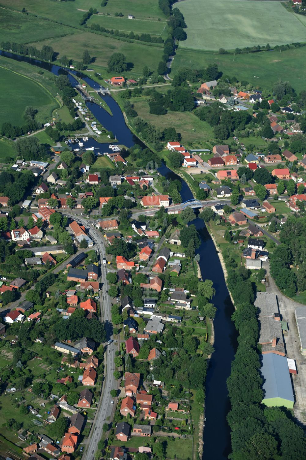 Luftaufnahme Eldena - Kanalverlauf und Uferbereiche der Wasserstraße der Binnenschiffahrt MEW Müritz-Elde-Wasserstraße in Eldena im Bundesland Mecklenburg-Vorpommern, Deutschland