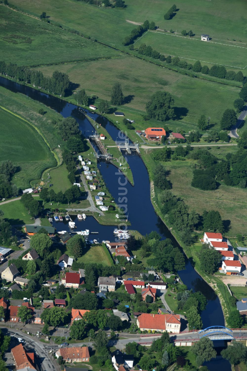 Eldena von oben - Kanalverlauf und Uferbereiche der Wasserstraße der Binnenschiffahrt MEW Müritz-Elde-Wasserstraße in Eldena im Bundesland Mecklenburg-Vorpommern, Deutschland