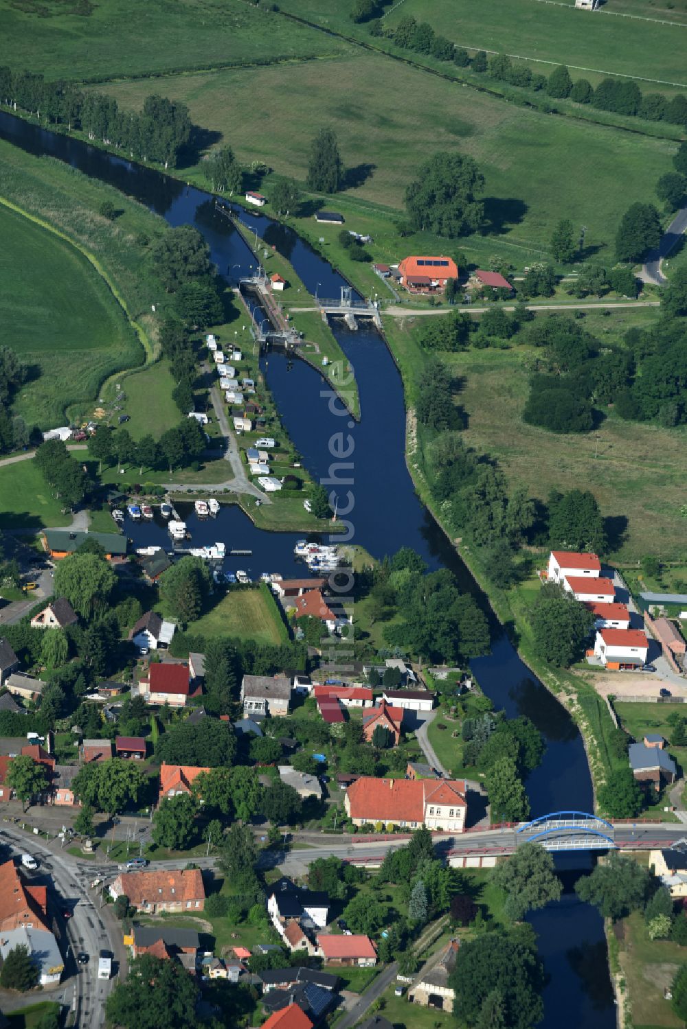 Eldena aus der Vogelperspektive: Kanalverlauf und Uferbereiche der Wasserstraße der Binnenschiffahrt MEW Müritz-Elde-Wasserstraße in Eldena im Bundesland Mecklenburg-Vorpommern, Deutschland