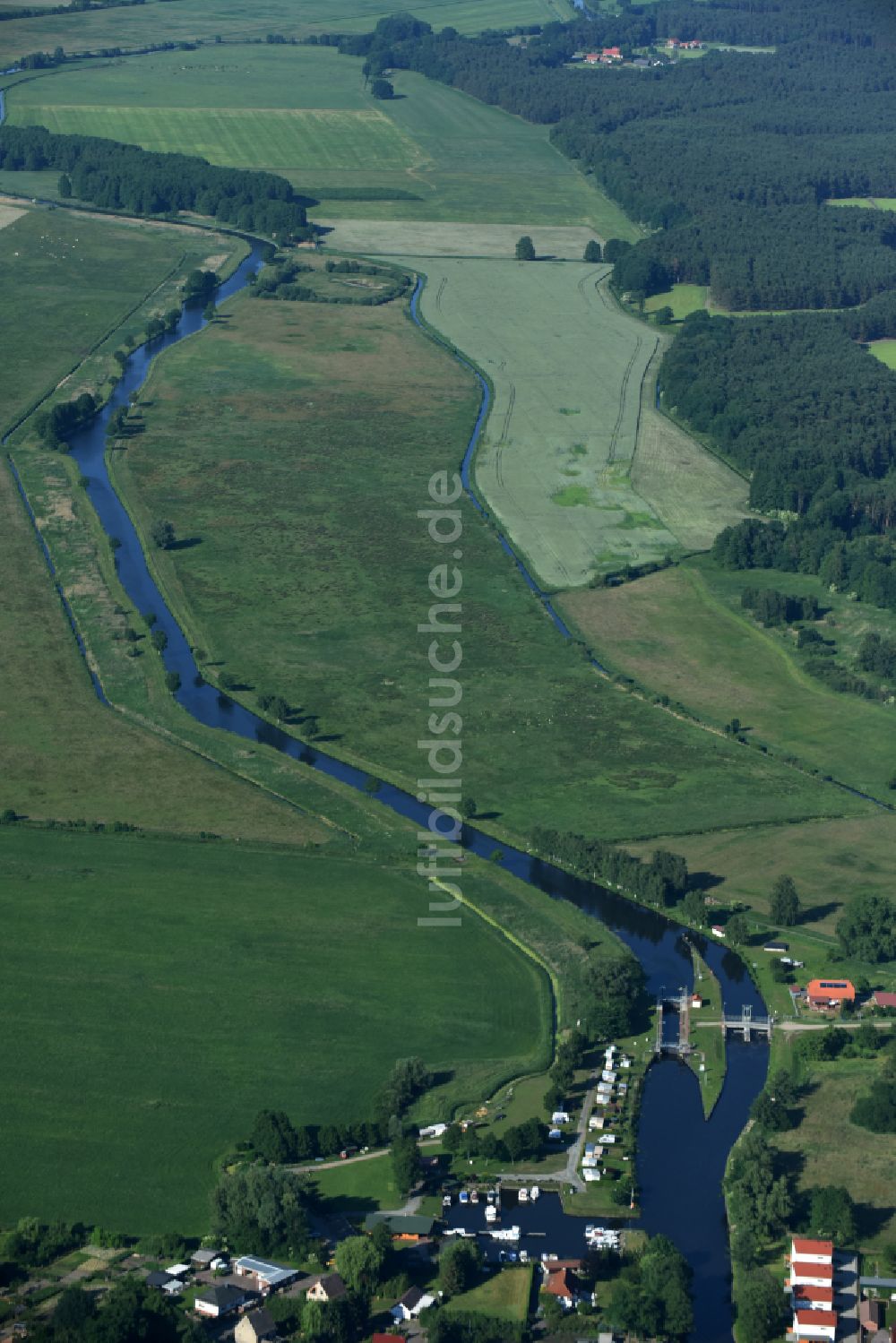 Eldena aus der Vogelperspektive: Kanalverlauf und Uferbereiche der Wasserstraße der Binnenschiffahrt MEW Müritz-Elde-Wasserstraße in Eldena im Bundesland Mecklenburg-Vorpommern, Deutschland